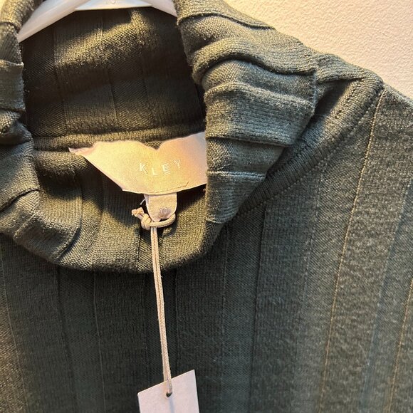 Turtleneck Top- Green: New With Tags - Picture 4 of 5